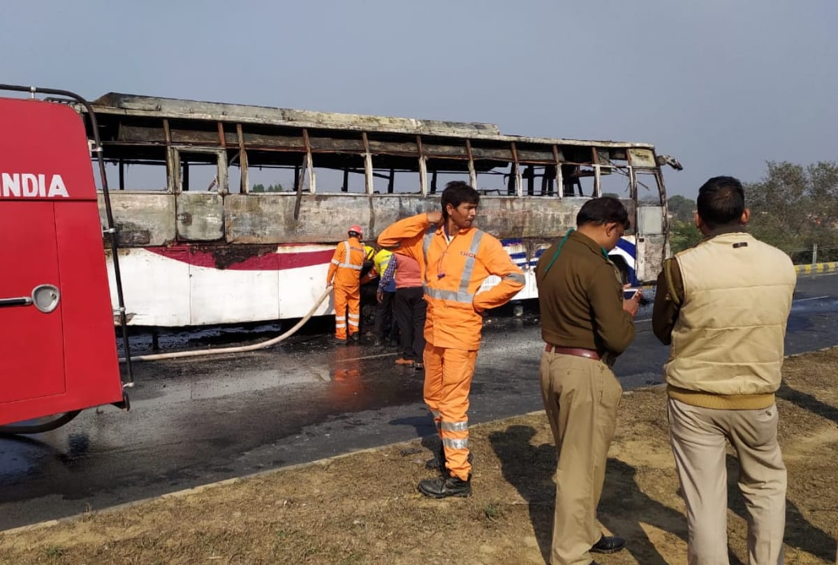 massive fire on bus at Gorakhpur four lane