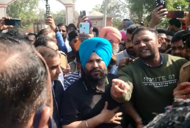 Farmers protest against JE of Chaudhary Devi Lal University on indecent remark on Farmers protest
