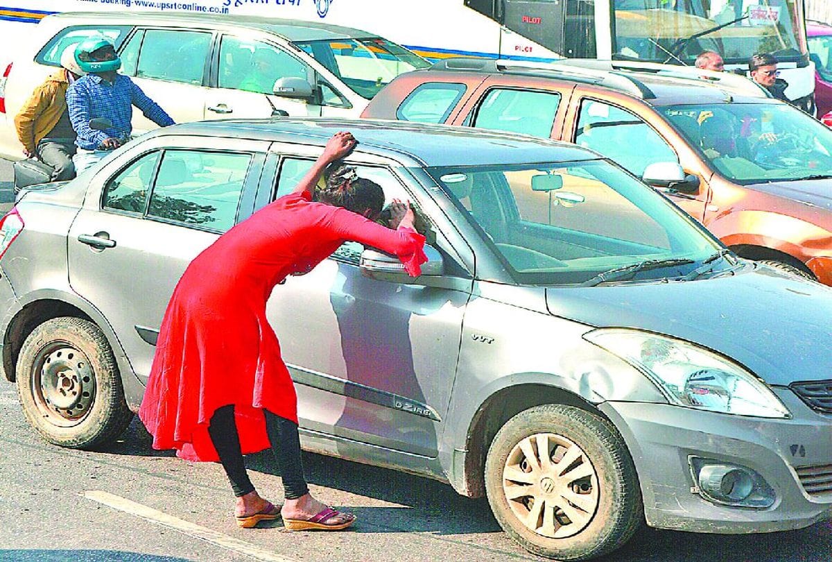 Fake transgender make illegal recovery from people trapped in jam