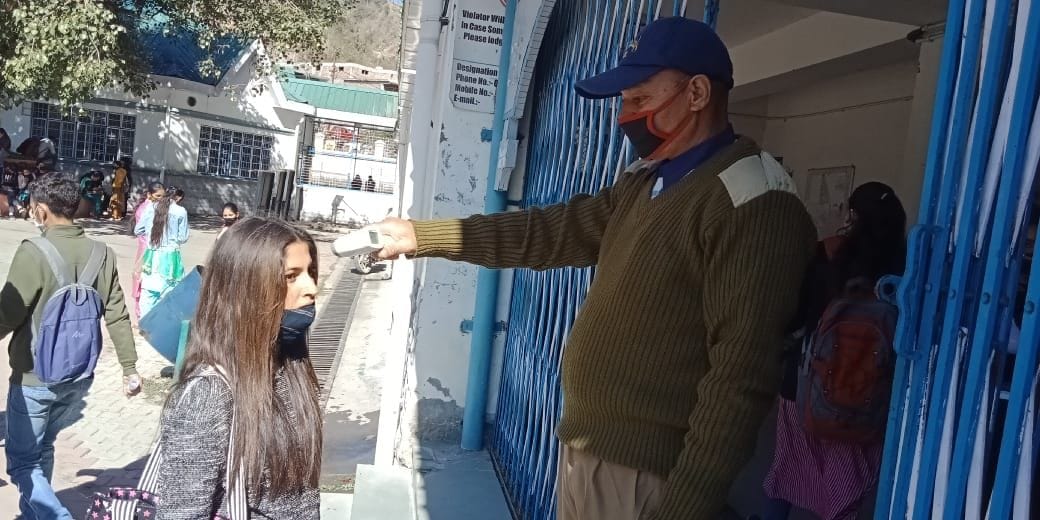 Chamba College, students enter after thermal screening,On the first day after 11 months, students of BA, BSc and BCom arrived in college wearing masks
