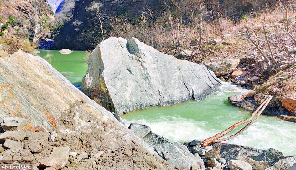 rocks in nepal border