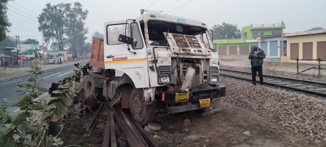 railroad breaking trailer reached railway track
