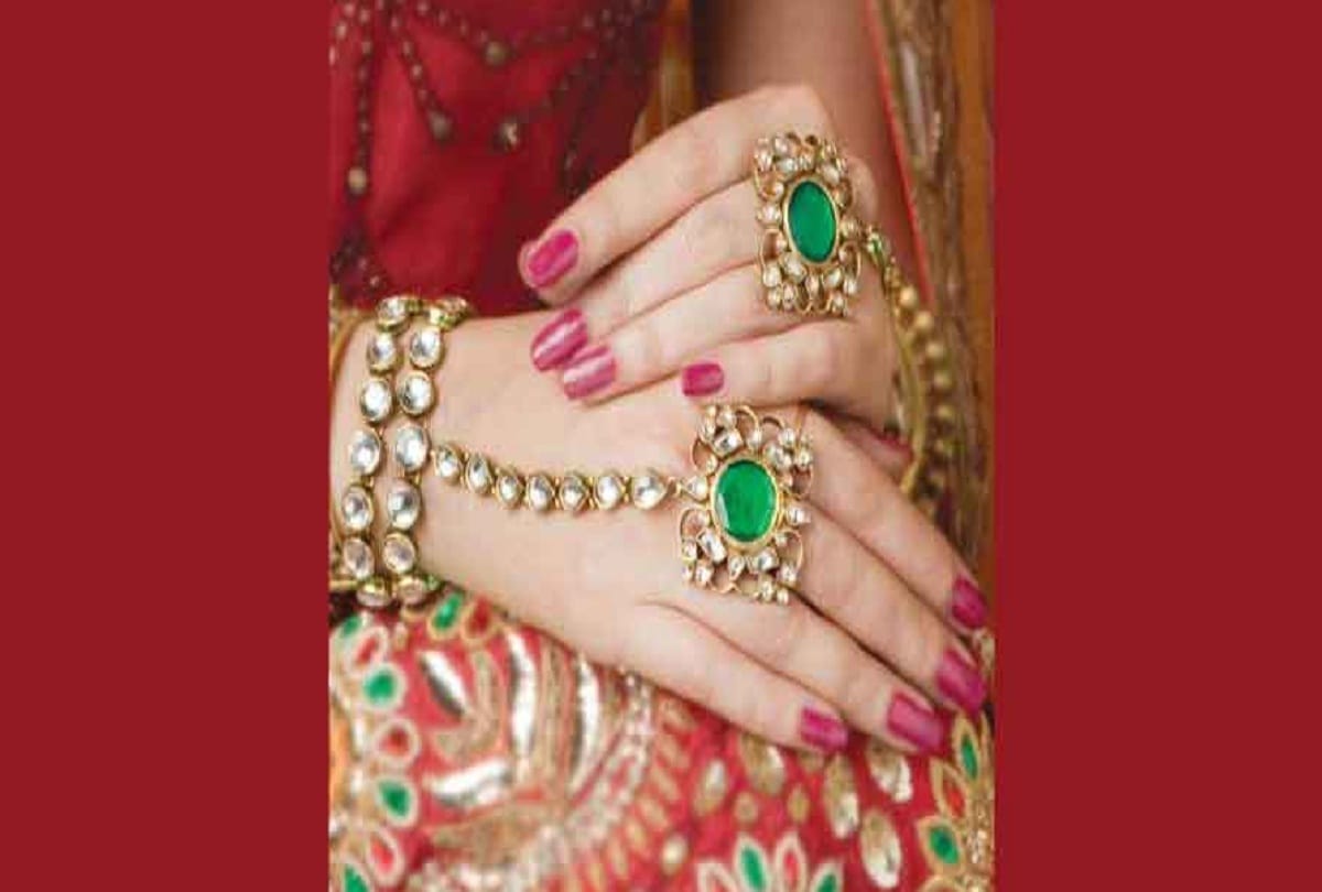 Jewelry stolen from purse of two lakh rupees in magic while going her maternal home in chandauli