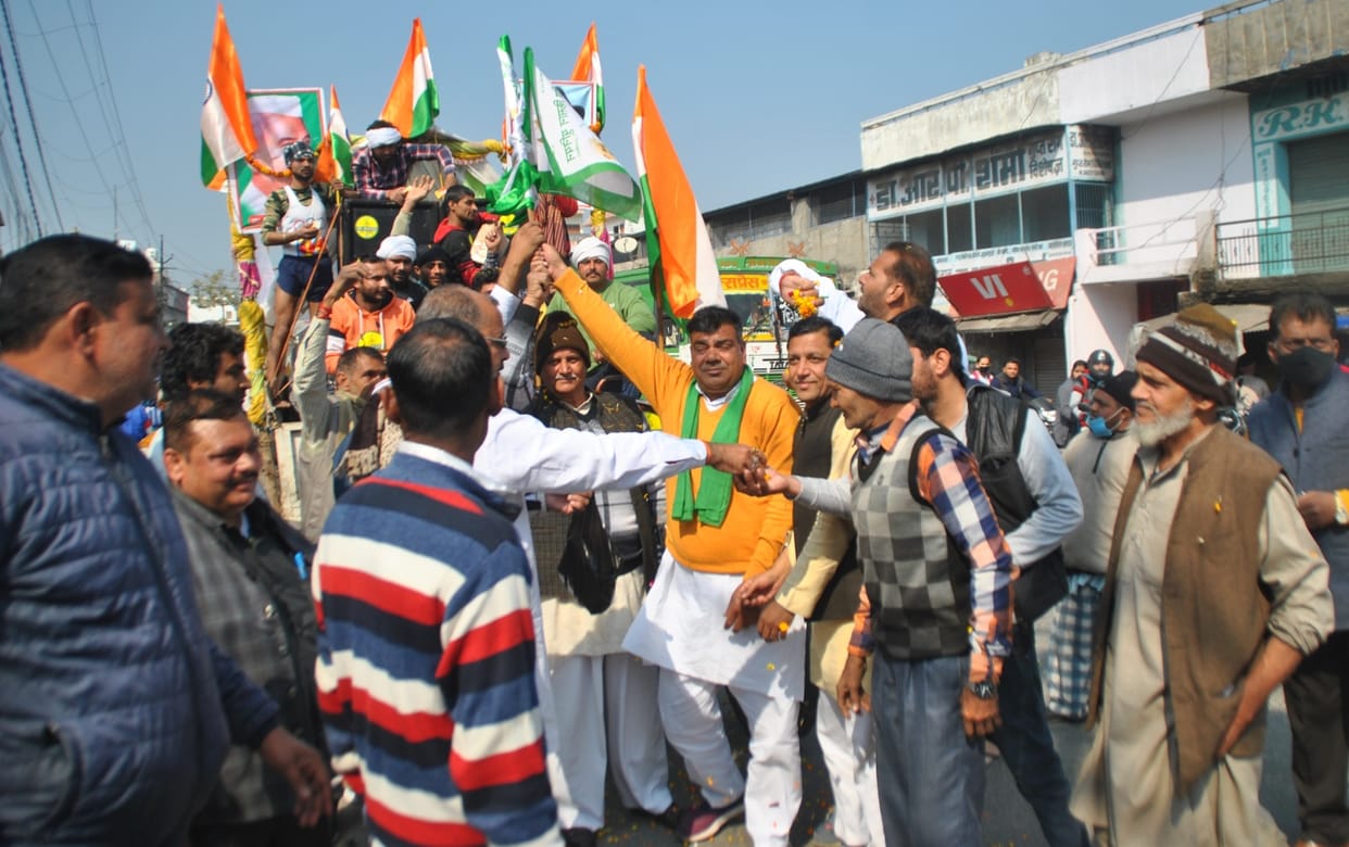 Youth left for Ghazipur border with tricolor