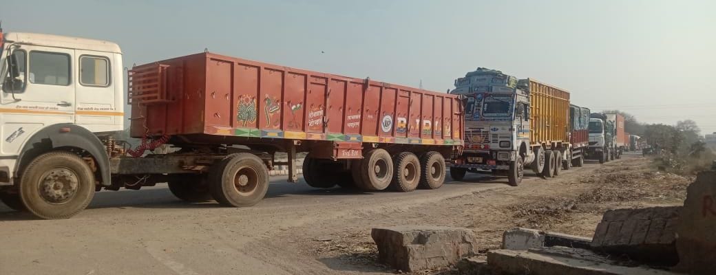 five kilometer road jaam due to contruction on bridge