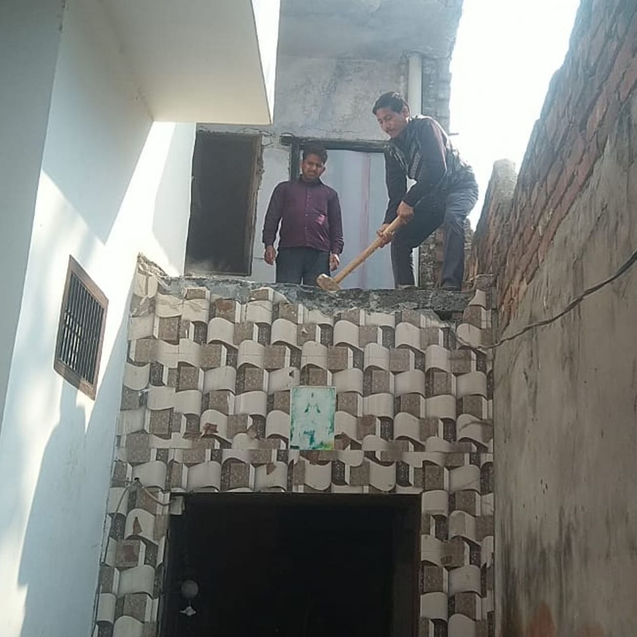 Palika broke the balcony, nozzle