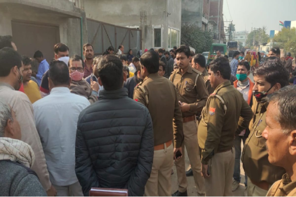 A labourer has died in mixing machine of Dal Mill at Meerut