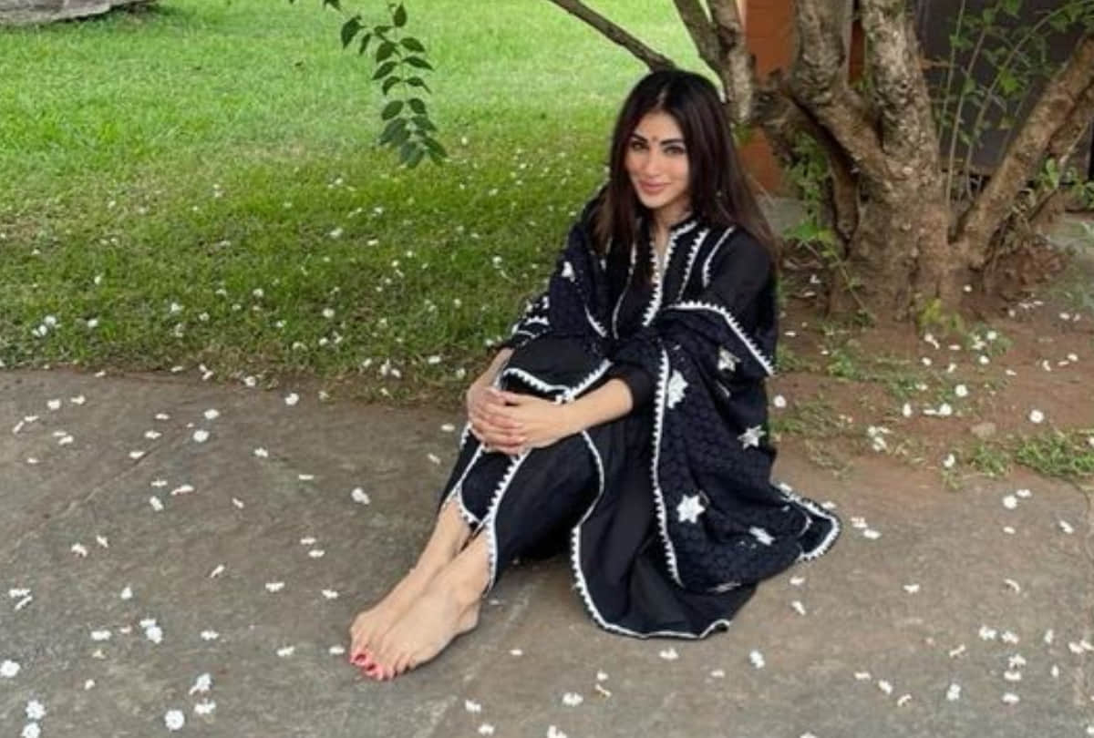 mouni roy look beautiful in black kurta with tulip pant