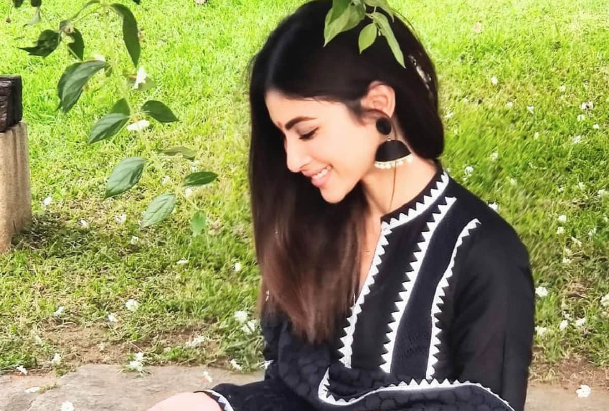 mouni roy look beautiful in black kurta with tulip pant