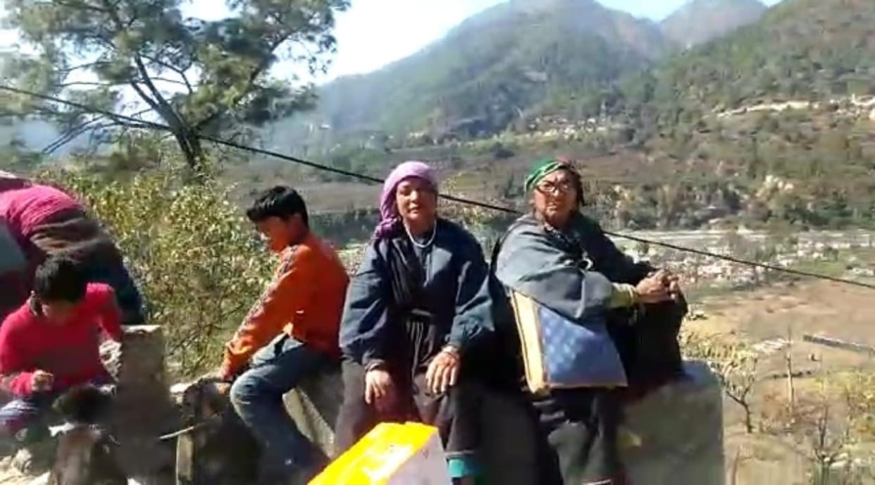 Uttarakhand Chamoli New: villager spent their day on badrinath highway