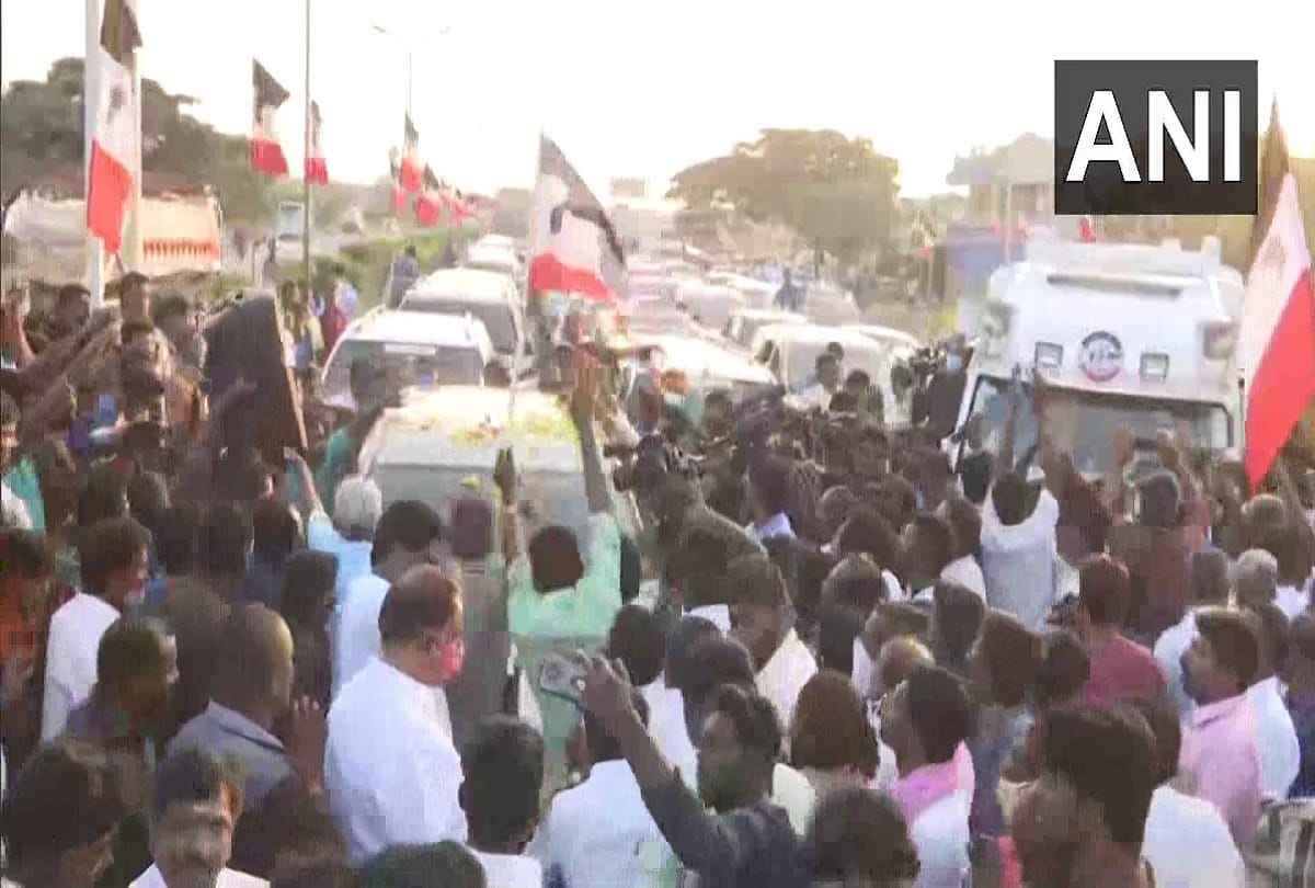 VK Sasikala reached Tamil Nadu after serving a four year sentence, supporters welcomed grandly