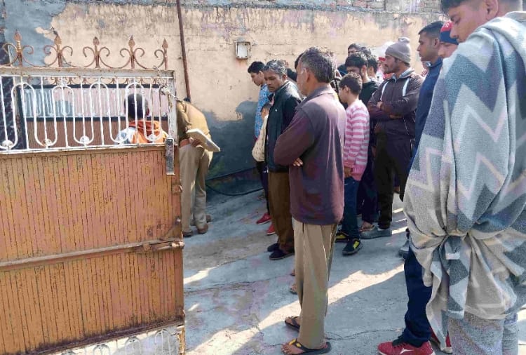 Delhi police constable commit suicide after killing parents