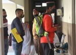 ट्रायल के लिए टोकन लेने को एसडीएम कार्यालय में लगी कतार।