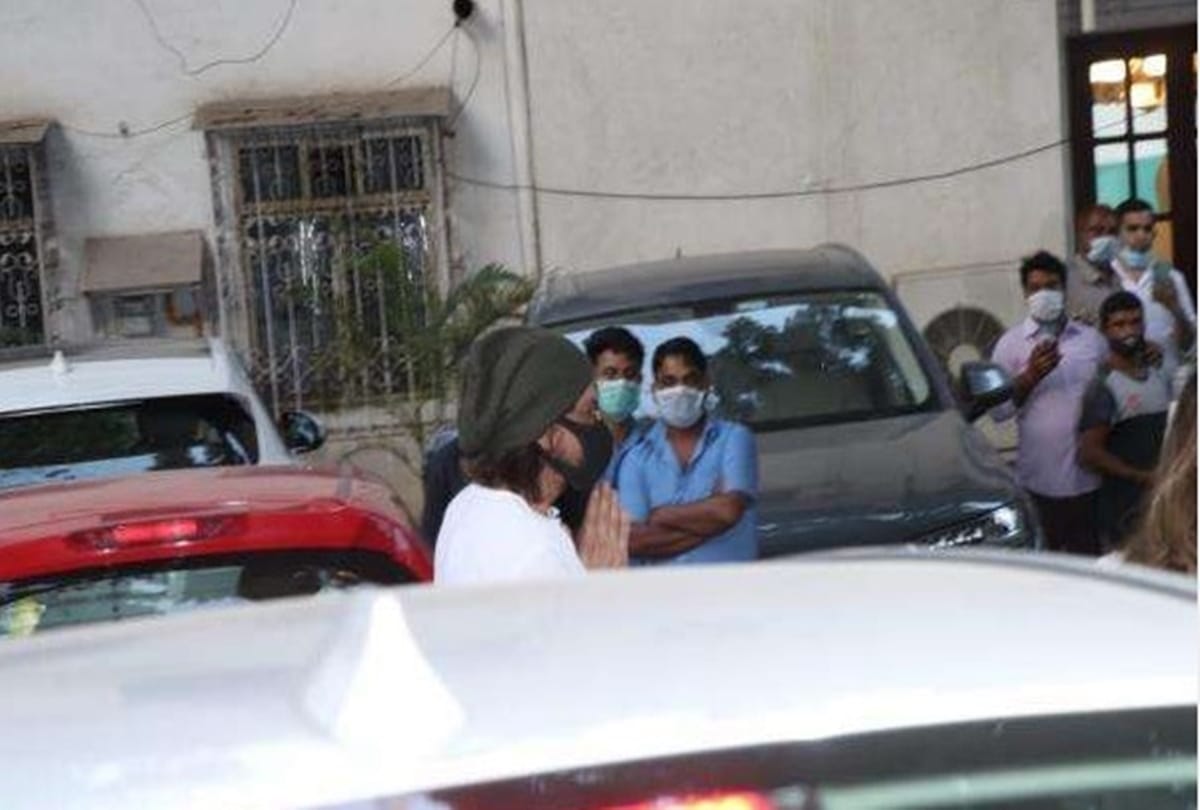 Rajiv Kapoor funeral: Ranbir Kapoor, Randhir Kapoor lead last rites