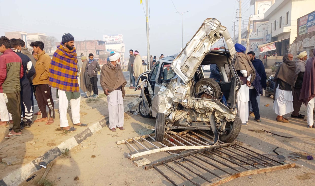 Four vehicles collided in mist, two injured