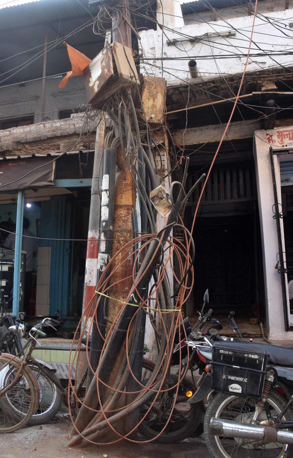 74 crore burnt on underground cable but electricity tangled in wire-poles