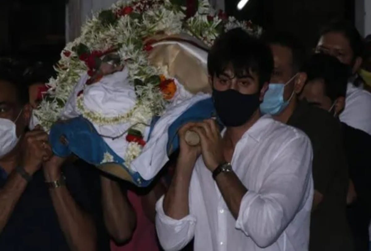 Rajiv Kapoor funeral: Ranbir Kapoor, Randhir Kapoor lead last rites