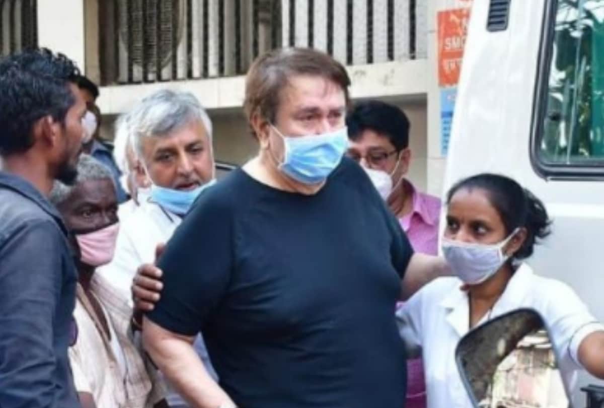 Rajiv Kapoor passed away: Kareena, karishma spotted at funeral