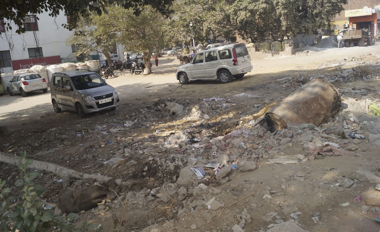 garbage piles in the market, no solution after complaint
