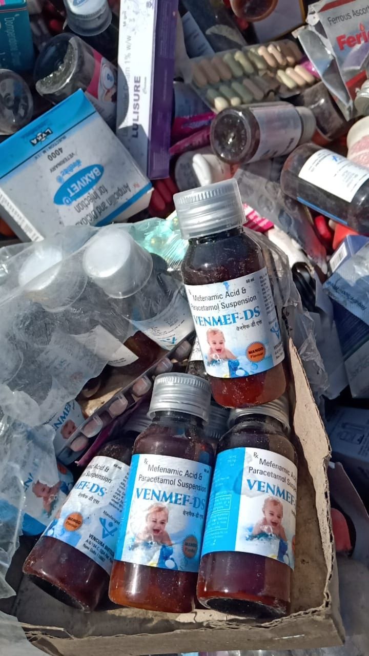 expairy medicin throw outside road in hamirpur