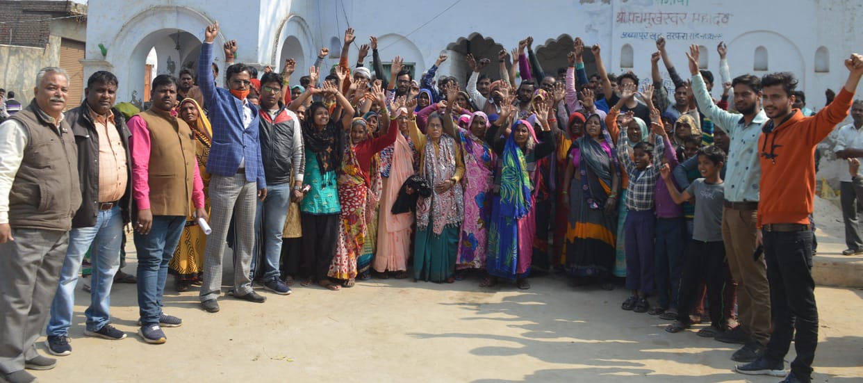 protest against land broker, gave letter to DM