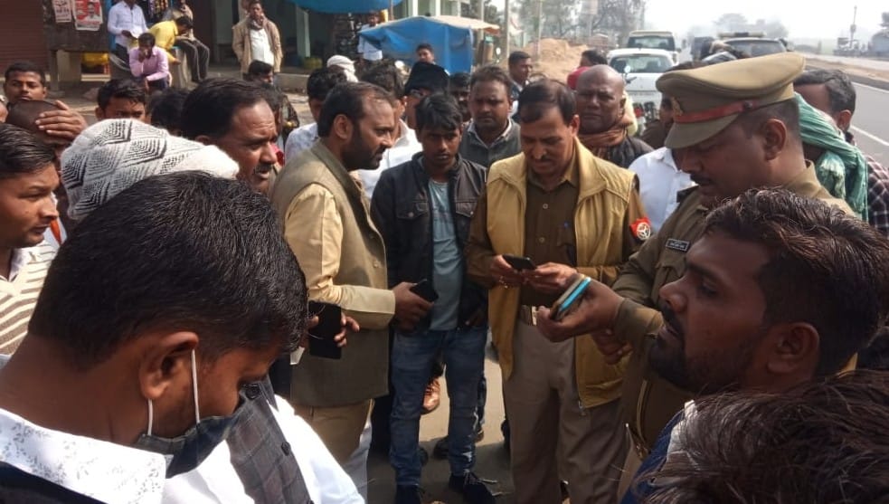 If the police stopped the people going to join the strike on Azamgarh-Mau border, then the supporters did a check