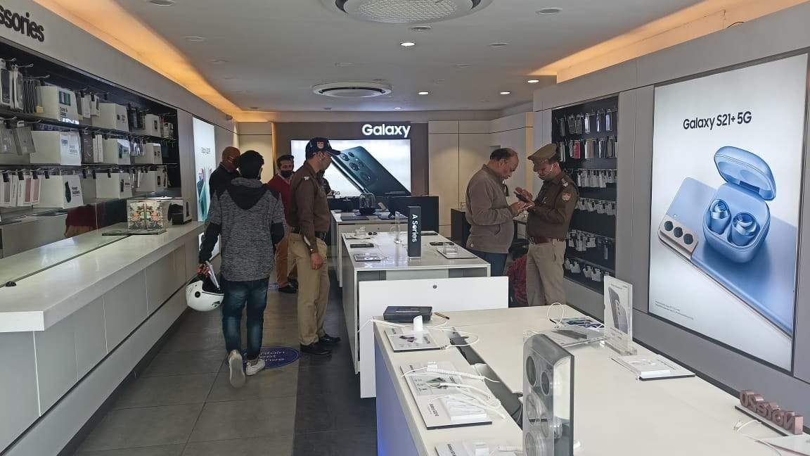 Mobile and goods stolen by breaking the shutter of the shop