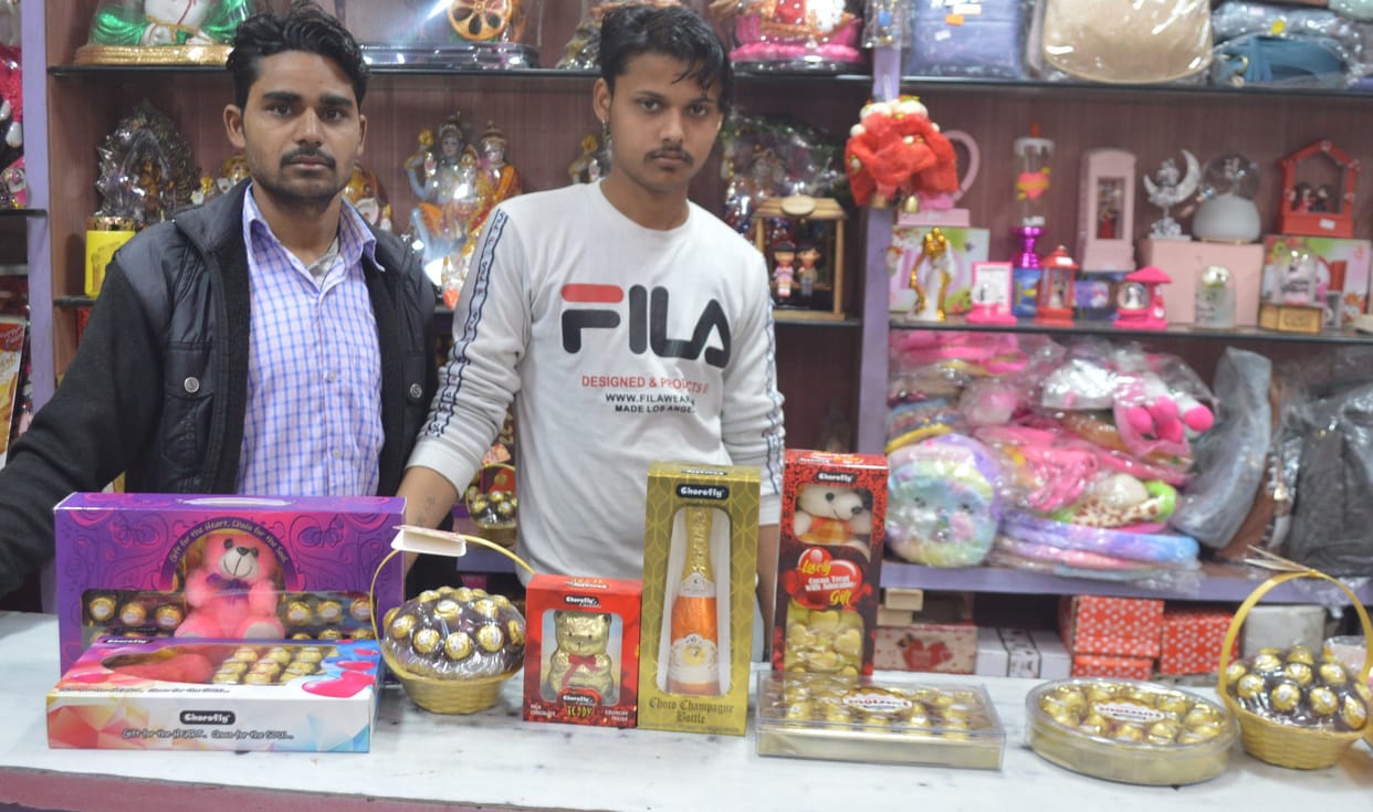 Hathras: Chocolate Day: Increased sweetness in relationships