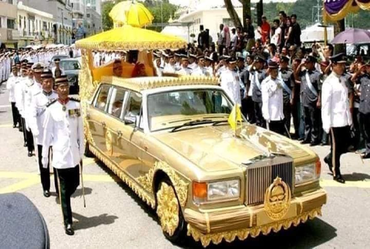 Brunei Sultan Hassanal Bolkiah lives in the worlds largest palace
