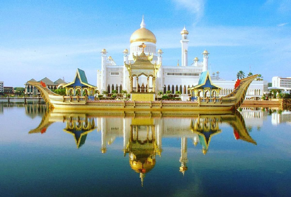 Brunei Sultan Hassanal Bolkiah lives in the worlds largest palace