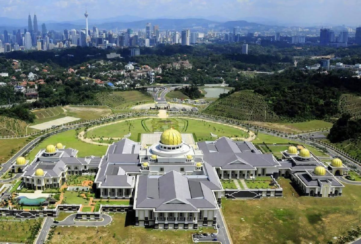 Brunei Sultan Hassanal Bolkiah lives in the worlds largest palace