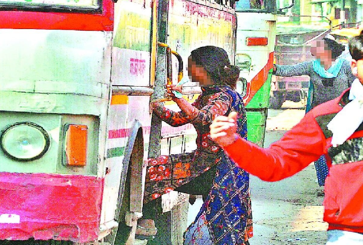 Agra Highway News: Men wears girls clothes for make illegal recovery on highway in agra