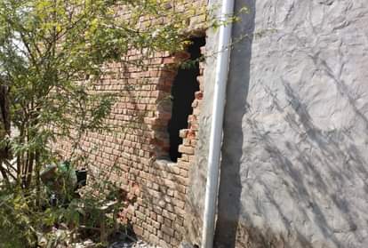 फतेहाबाद में बैंक की दीवार तोड़ी।