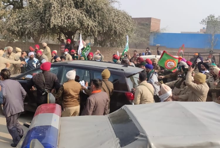 Punjab : Farmers protest against BJP State president in Firozpur