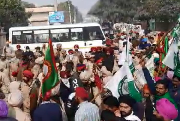 Punjab : Farmers protest against BJP State president in Firozpur