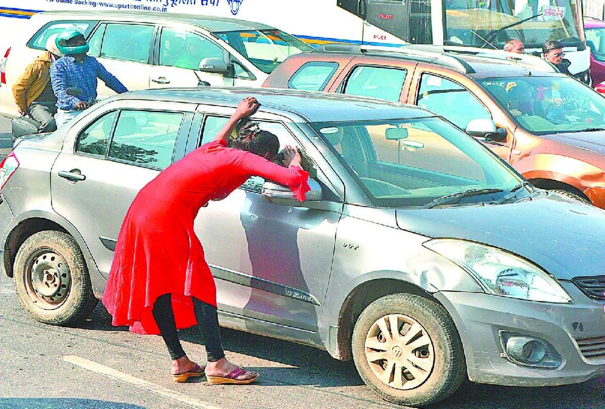 Agra Highway News: Men wears girls clothes for make illegal recovery on highway in agra