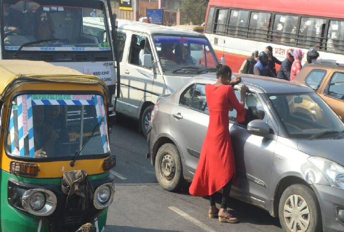 Agra Highway News: Men wears girls clothes for make illegal recovery on highway in agra