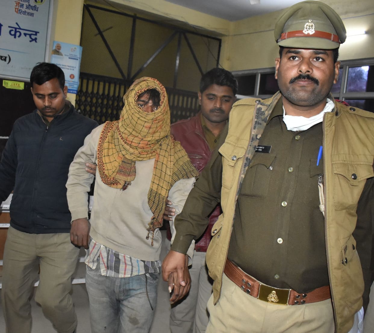 baavariya giroh ke badamaash se pulis kee muthabhed, pair mein golee lagee
