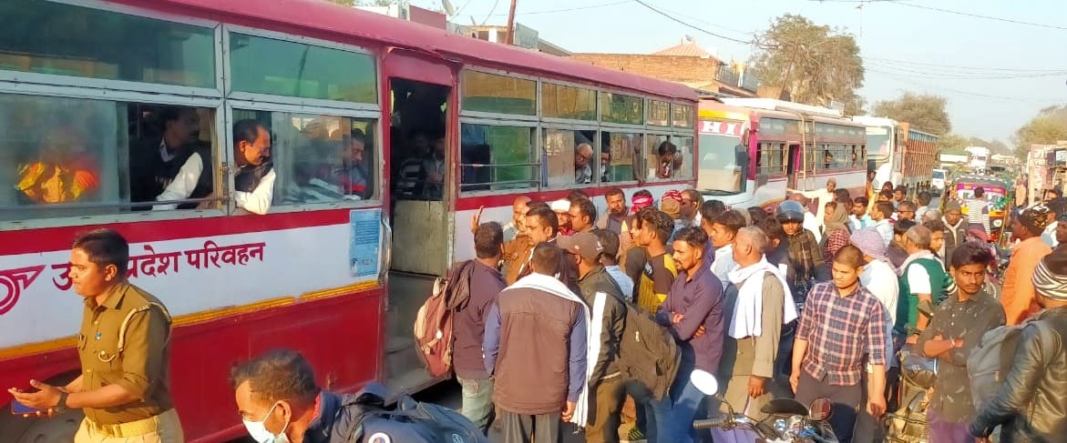 Aisha broke to stop the bus, the driver jammed