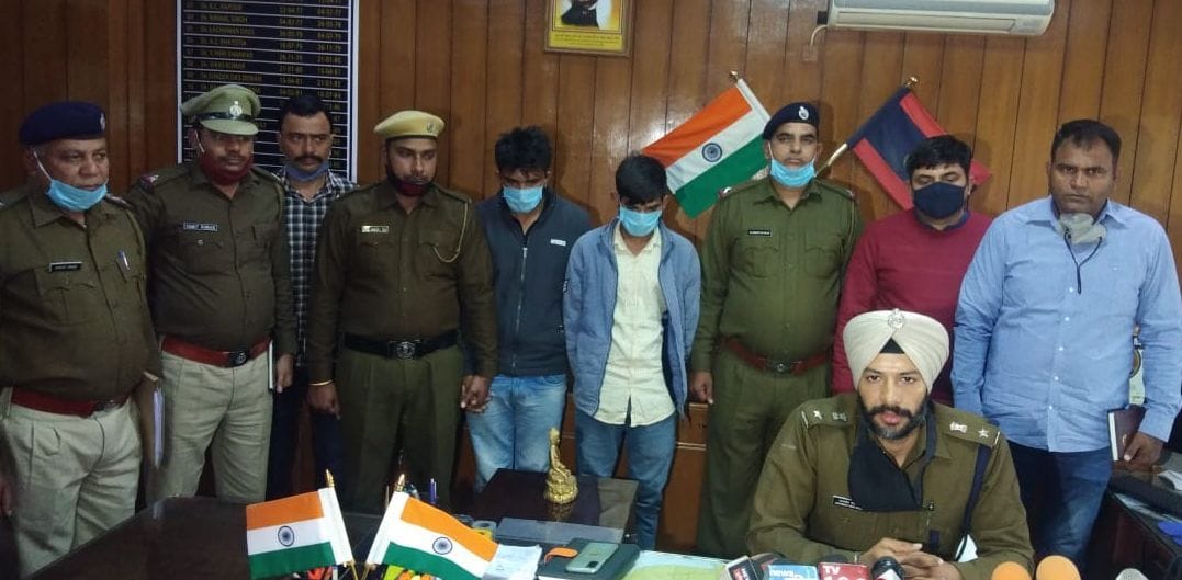 Two youths in the peasant movement robbed the news channel reporter's car, arrested