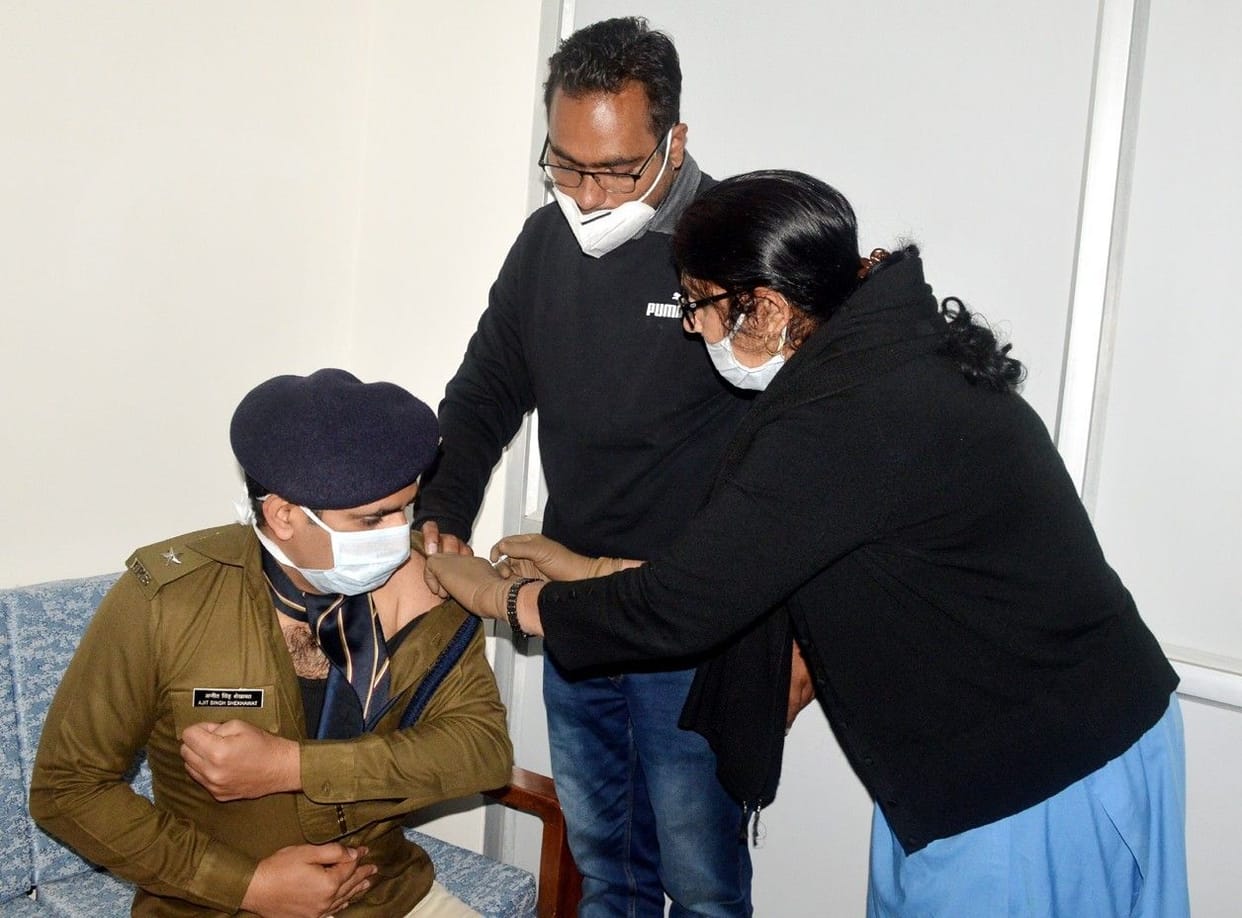 corona vaccination, police and health worker,  6 centers