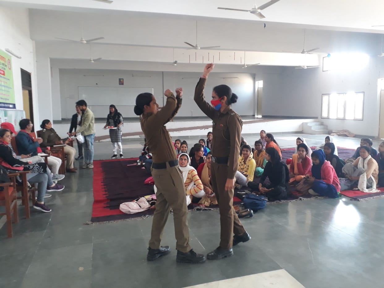 self difence techniques taught to girls student