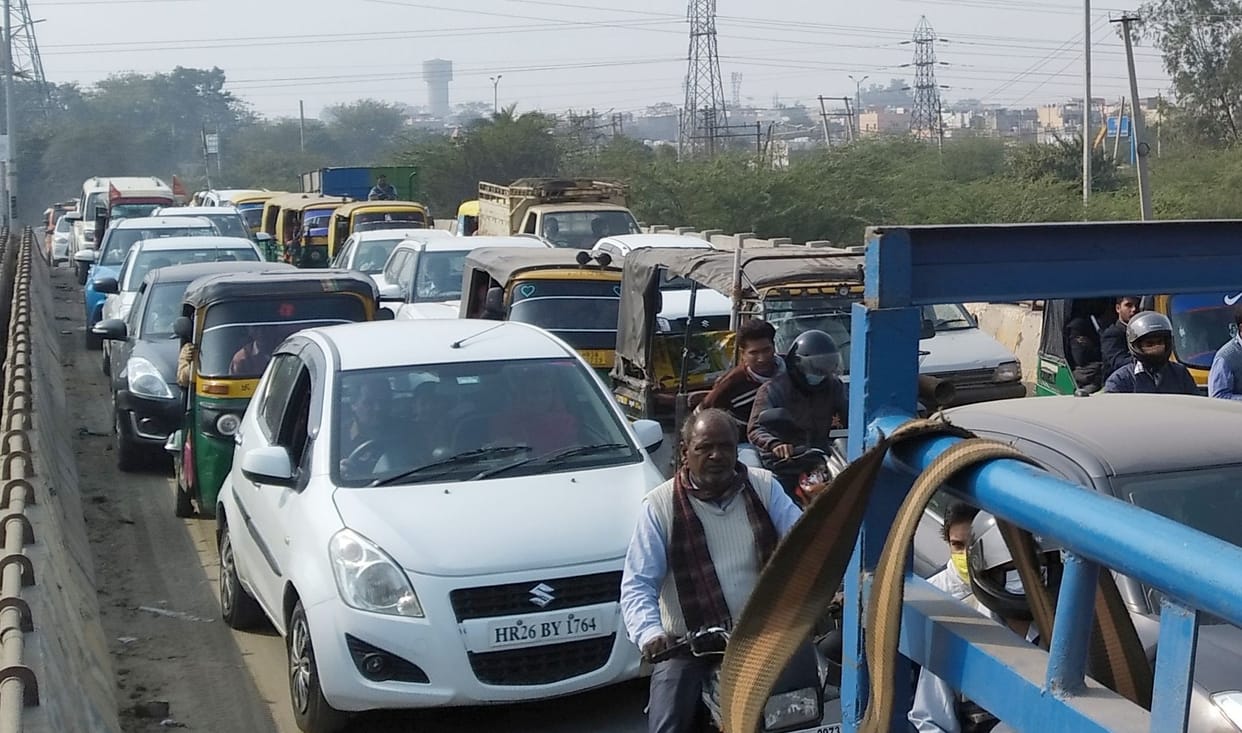 jam during filling pothole, travellers face problem