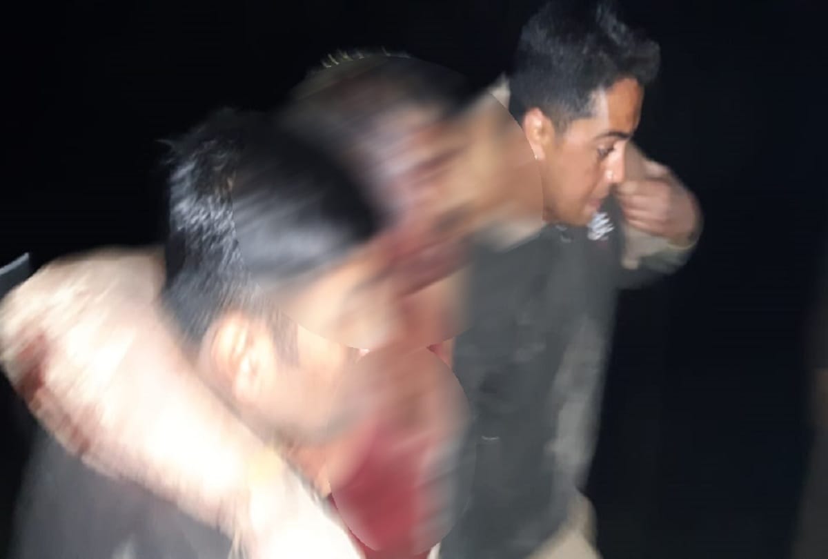 liquor mafia ruthlessly beating sub-inspector and soldier in Kasganj see photos