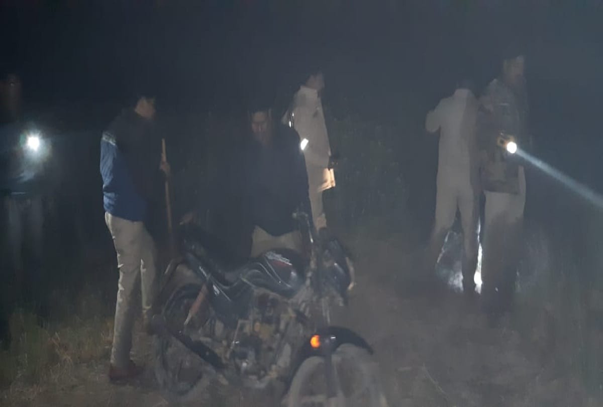 liquor mafia ruthlessly beating sub-inspector and soldier in Kasganj see photos