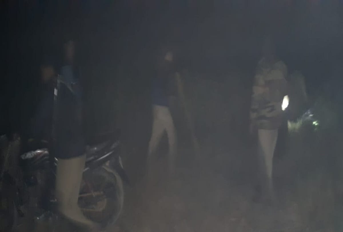 liquor mafia ruthlessly beating sub-inspector and soldier in Kasganj see photos