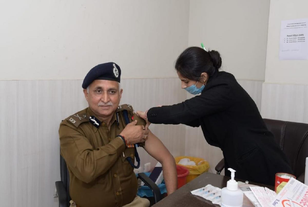 Delhi Police Commissioner SN Shrivastava got vaccinated for Covid-19
