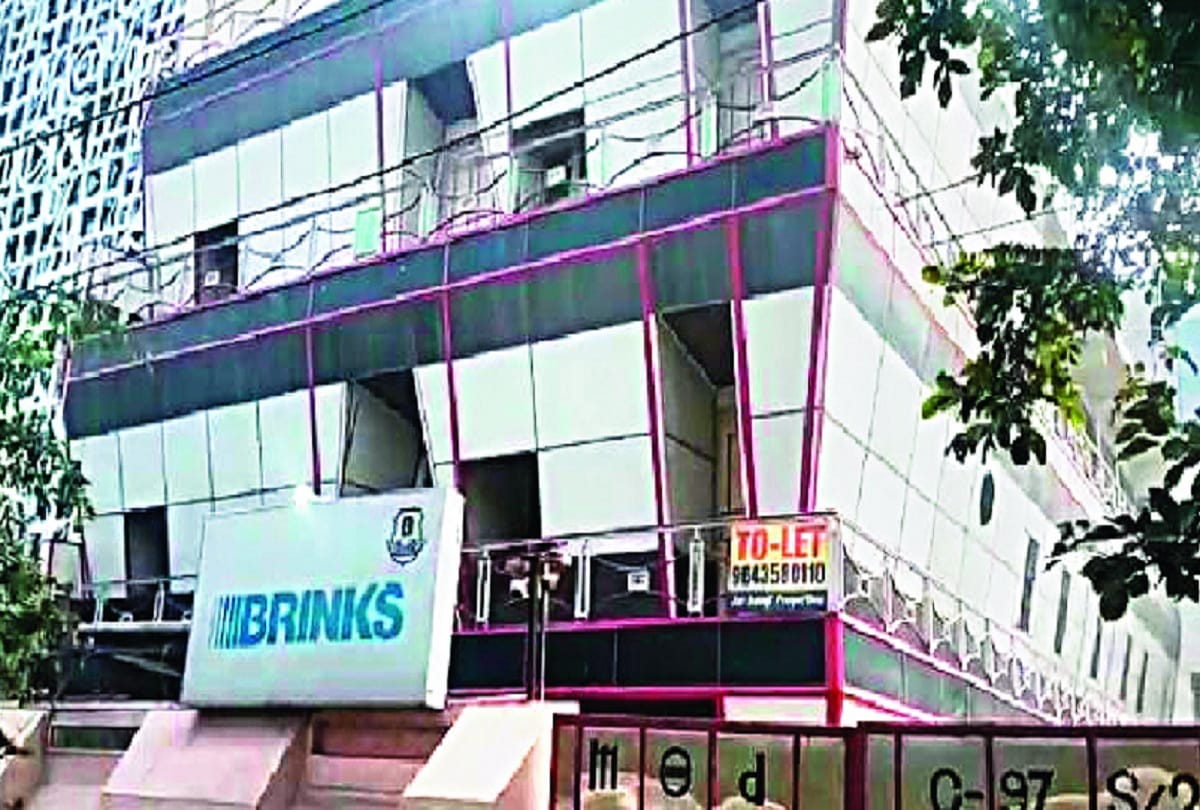 Brinks india company security guard shot dead by miscreant in noida