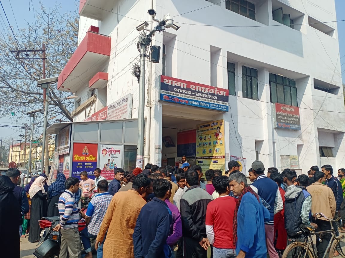 Youth injured in bullet injuries during treatment, crowds gathered at police station, police force deployed