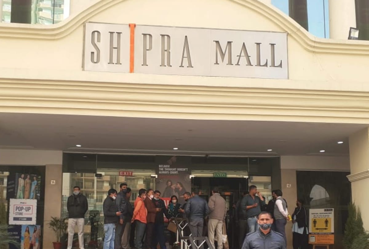 Ghaziabad shipra mall seal on tuesday morning for not paying property tax for 15 years of 2 crore 22 lac unsealed after paying 40 lac relief till march